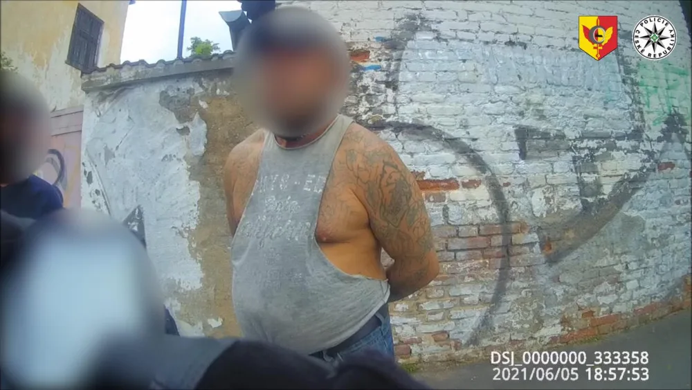 Mladého muže na zastávce napadli dva útočníci. Hrozí jim až deset let vězení