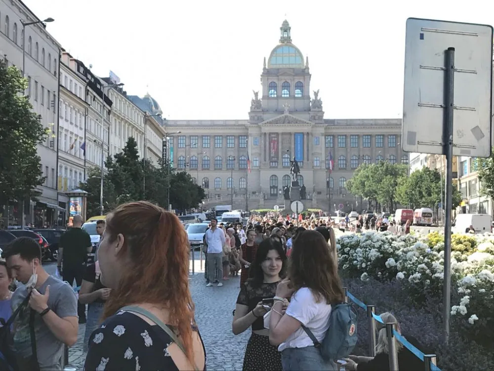 Primark na Václavském náměstí dnes otevírá. Před novým obchodem stály stovky lidí