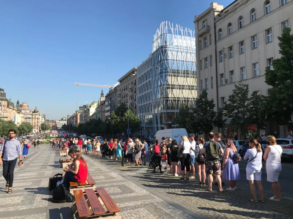 Primark na Václavském náměstí dnes otevírá. Před novým obchodem stály stovky lidí