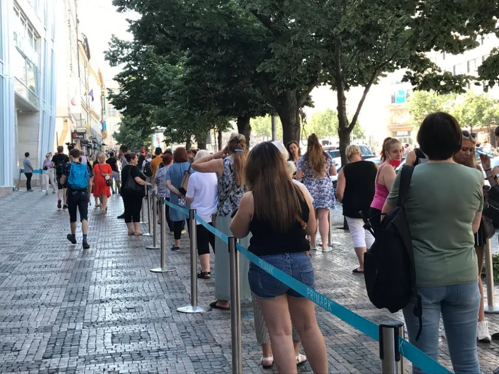 Primark na Václavském náměstí dnes otevírá. Před novým obchodem stály stovky lidí