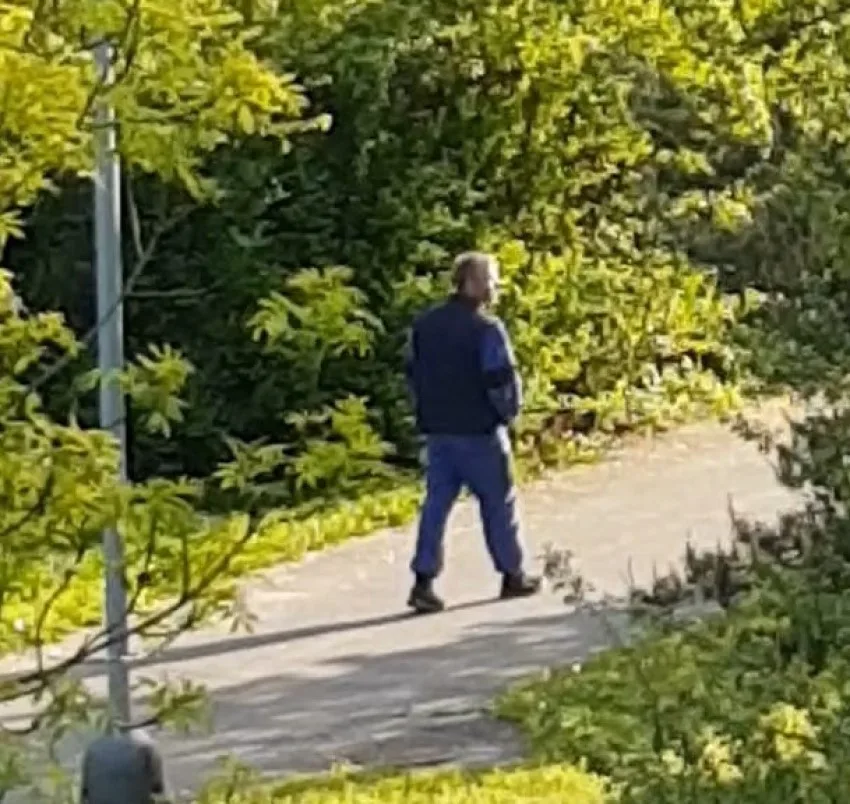 Muž se měl schovávat v křoví, sledovat dvě dívky a onanovat. Ty si ho vyfotily