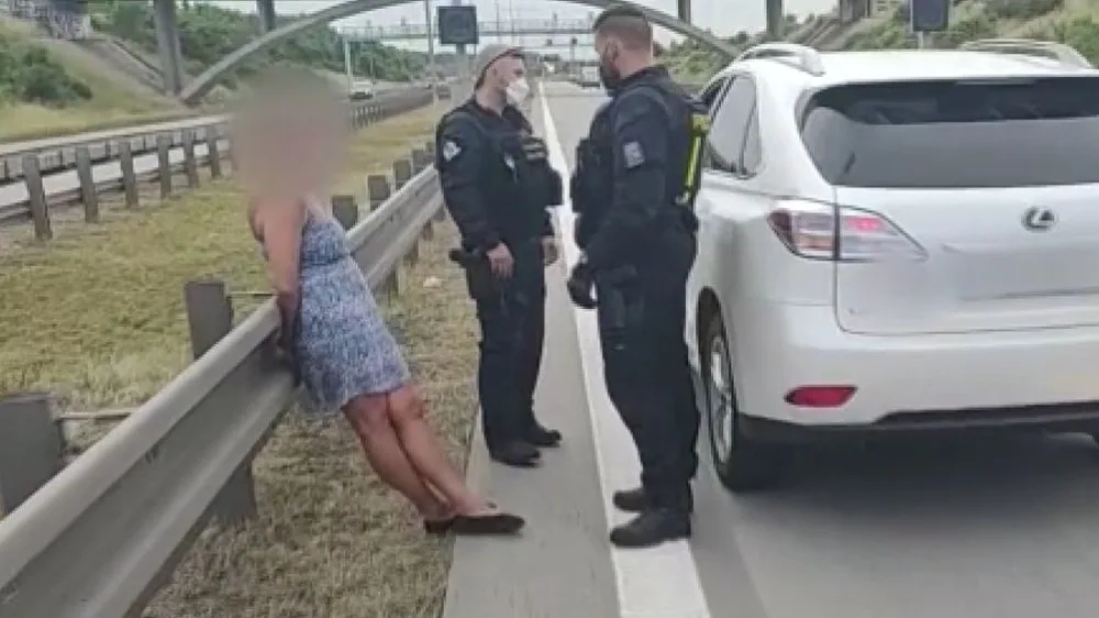 Řidička vjela na Pražský okruh a nabourala policejní auto. Nadýchala přes tři promile