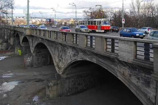 Hlávkův most dostane nový povrch. Řidiče čeká dopravní omezení