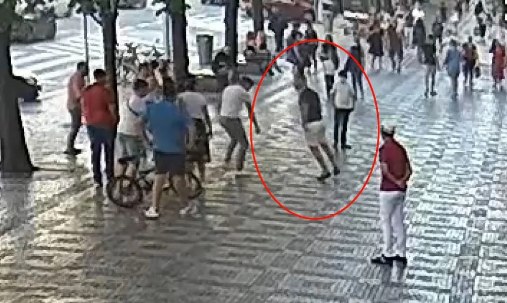 Agresor na Václaváku zaútočil na muže kopancem do hlavy a bil ho pěstmi. Hrozí mu vězení