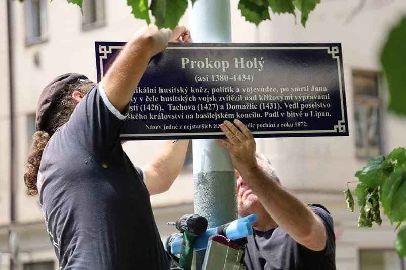 Žižkov pokračuje ve vzdělávání obyvatel, vyvěšuje tabulky informující o názvech ulic