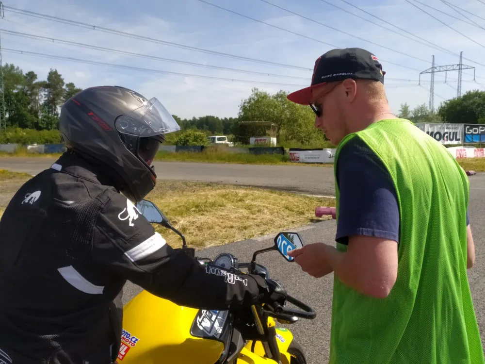 Učme se přežít. Učitelé autoškol trénovali bezpečnou jízdu na polygonu v Sosnové