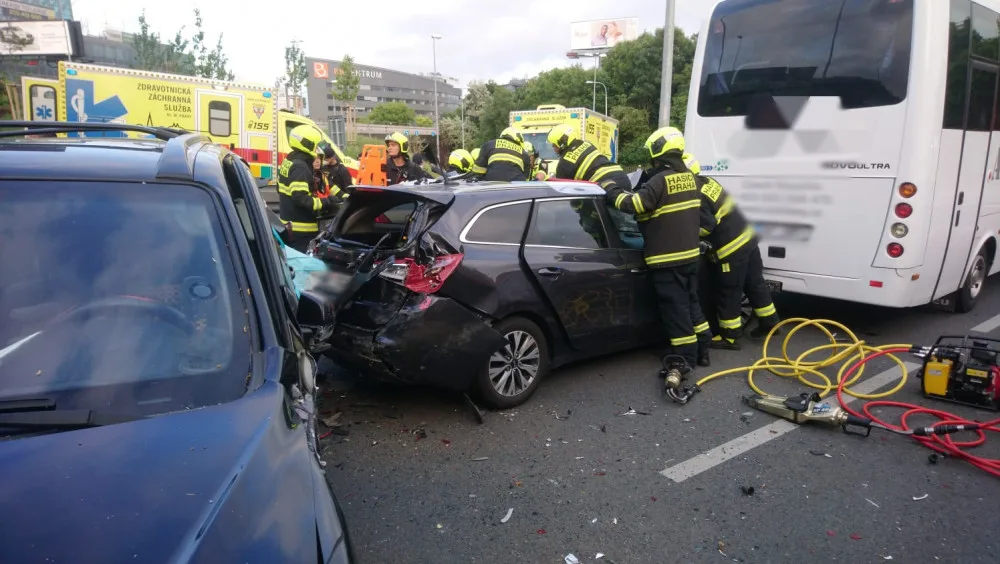 Policejní honička skončila nehodou. Zranilo se při ní šest lidí včetně tří dětí
