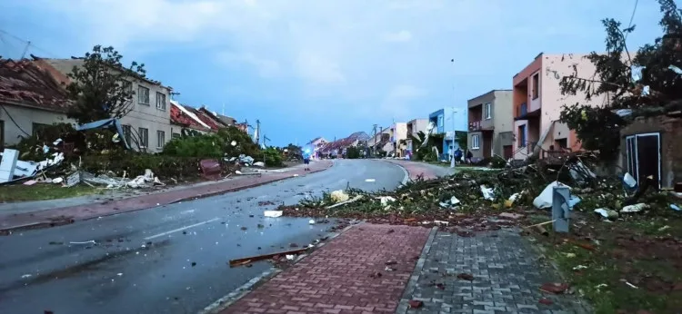 Jižní Moravu zasáhlo ničivé tornádo. Na pomoc do zasažených oblastí vyrazili také pražští hasiči