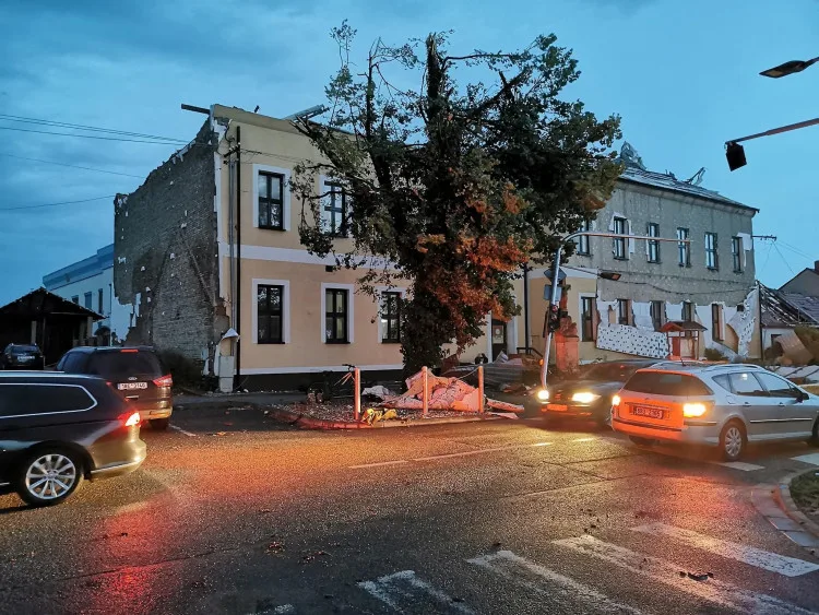 Jižní Moravu zasáhlo ničivé tornádo. Na pomoc do zasažených oblastí vyrazili také pražští hasiči
