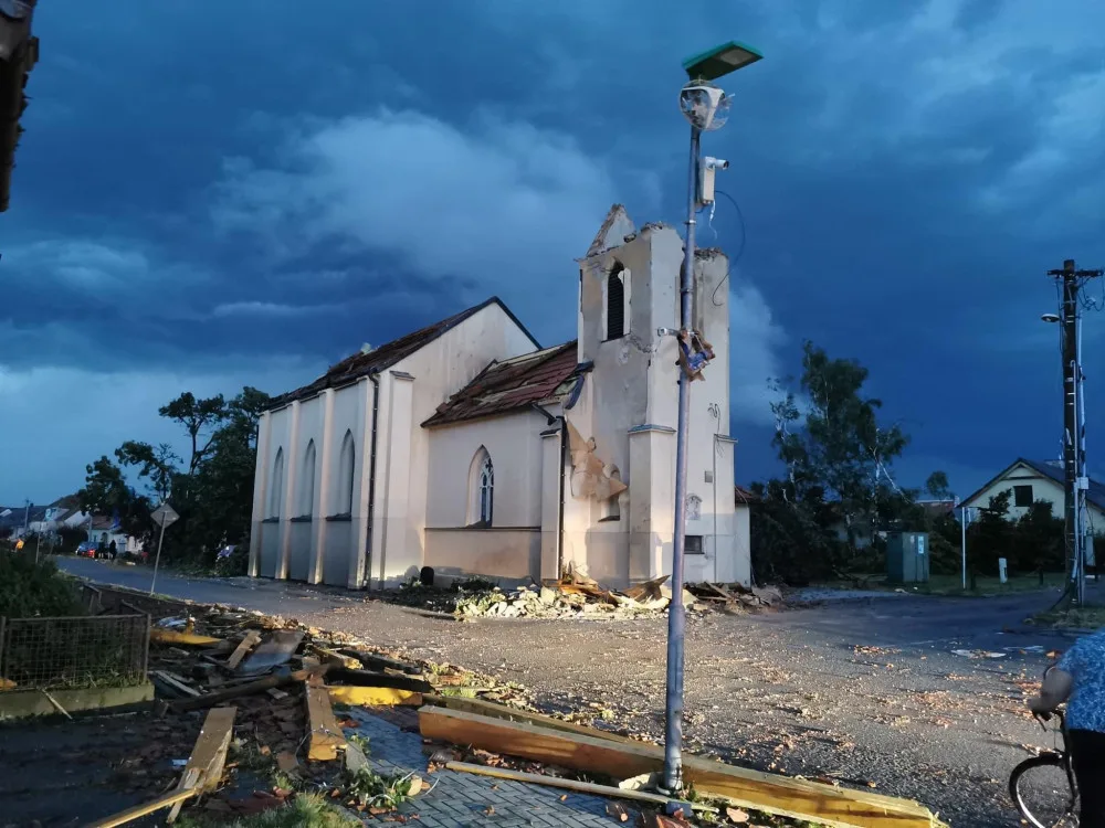 Jižní Moravu zasáhlo ničivé tornádo. Na pomoc do zasažených oblastí vyrazili také pražští hasiči