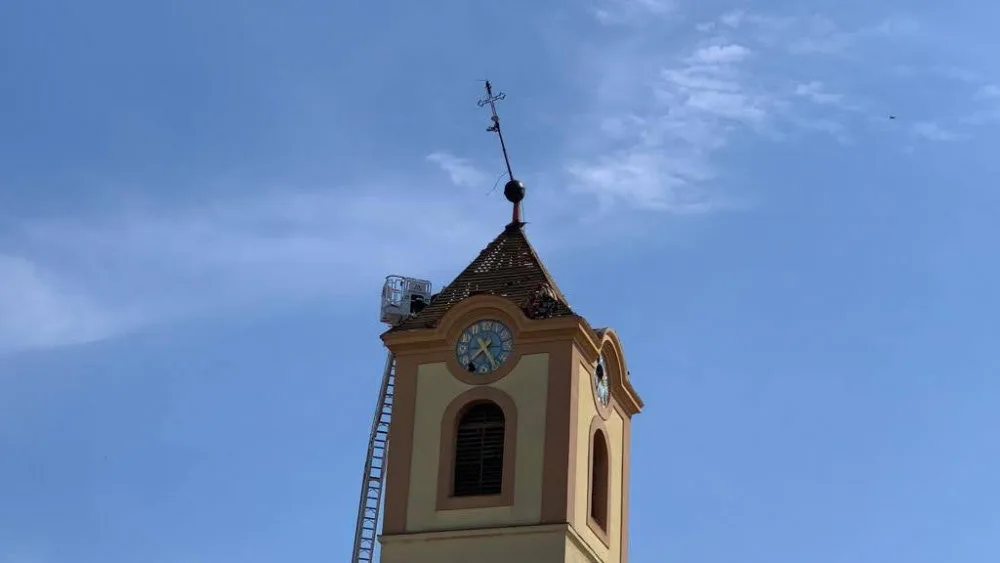 Pražští hasiči dnes pomáhali sundat poškozenou střechu kostela na jižní Moravě