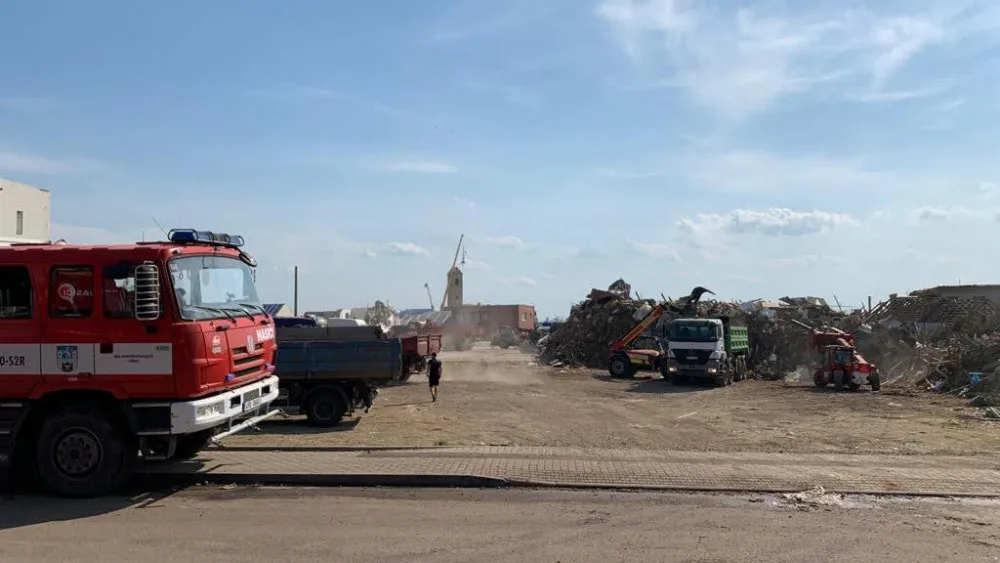 Pražští hasiči dnes pomáhali sundat poškozenou střechu kostela na jižní Moravě