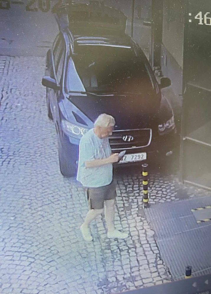 Policie pátrá po muži, který zaútočil na ženu leptavou látkou. Je nebezpečný a ozbrojený