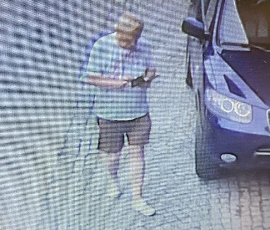 Policie pátrá po muži, který zaútočil na ženu leptavou látkou. Je nebezpečný a ozbrojený