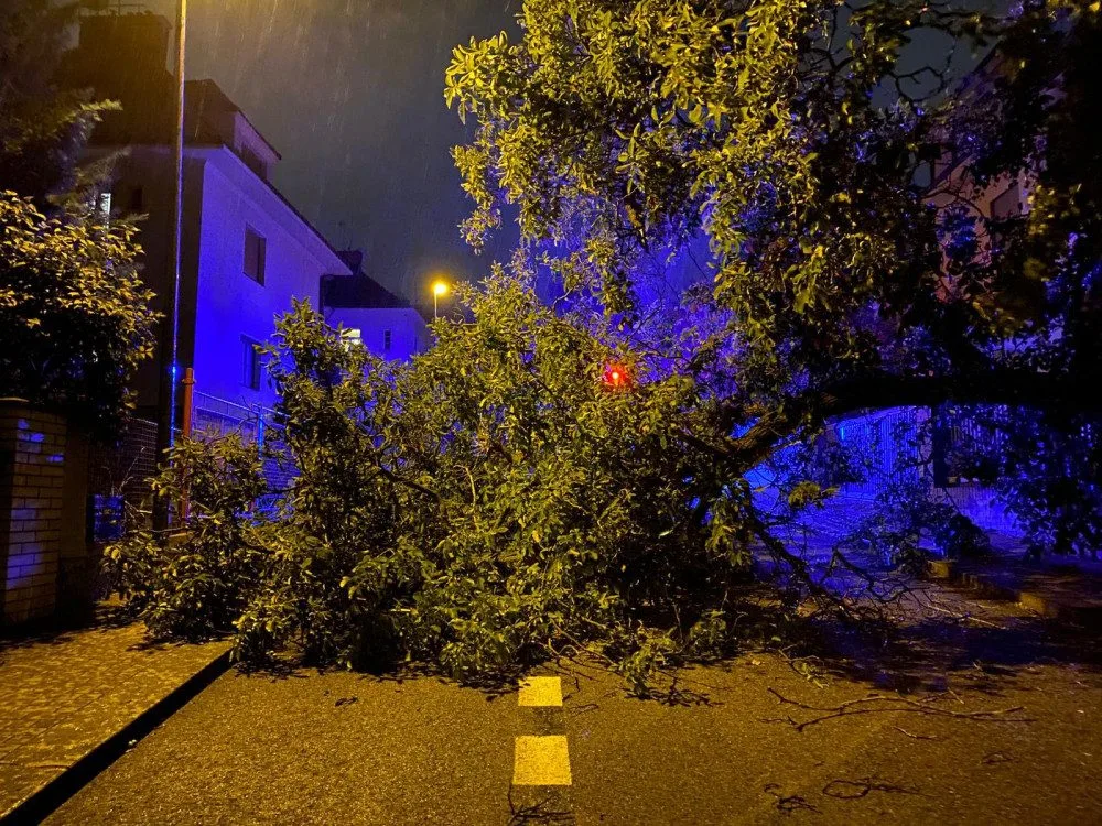 Do Prahy dorazila silná bouřka. Déšť a mohutný vítr zaměstnávají hasiče
