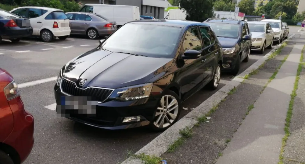 Žena v Praze nechala deset hodin odemčené a nastartované auto. Odešla do práce