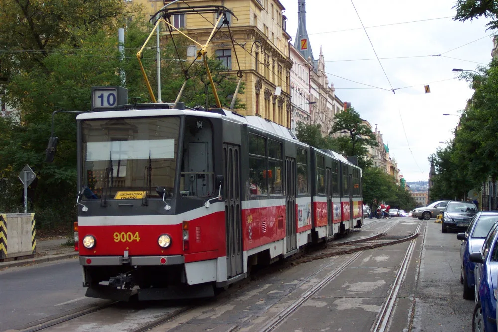 Oboustranné tramvaje KT8D5 vyrazily do pražských ulic poprvé před 35 lety