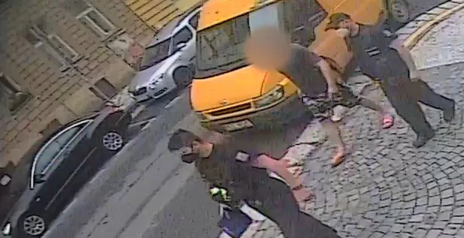 Muž na pervitinu a bez řidičáku ukradl dodávku. Jel s ní i na policejní výslech