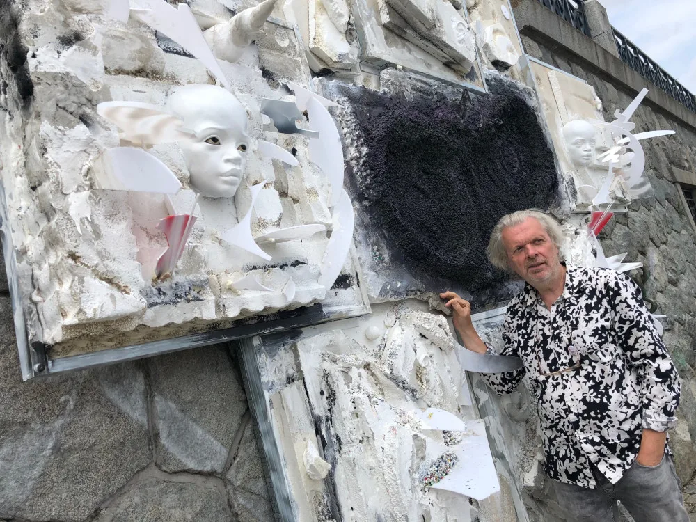 Buď všichni, a nebo nikdo. Umělec Jiří David dnes na náplavce instaloval novou sochu