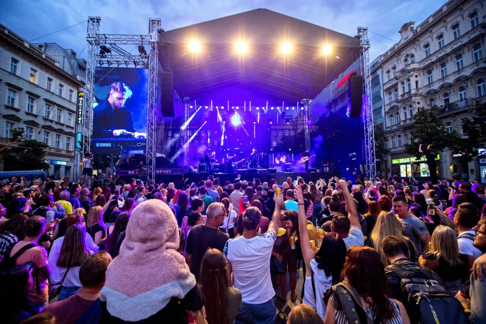 Na Václaváku se hrálo a zpívalo na podporu moravských obcí zasažených tornádem