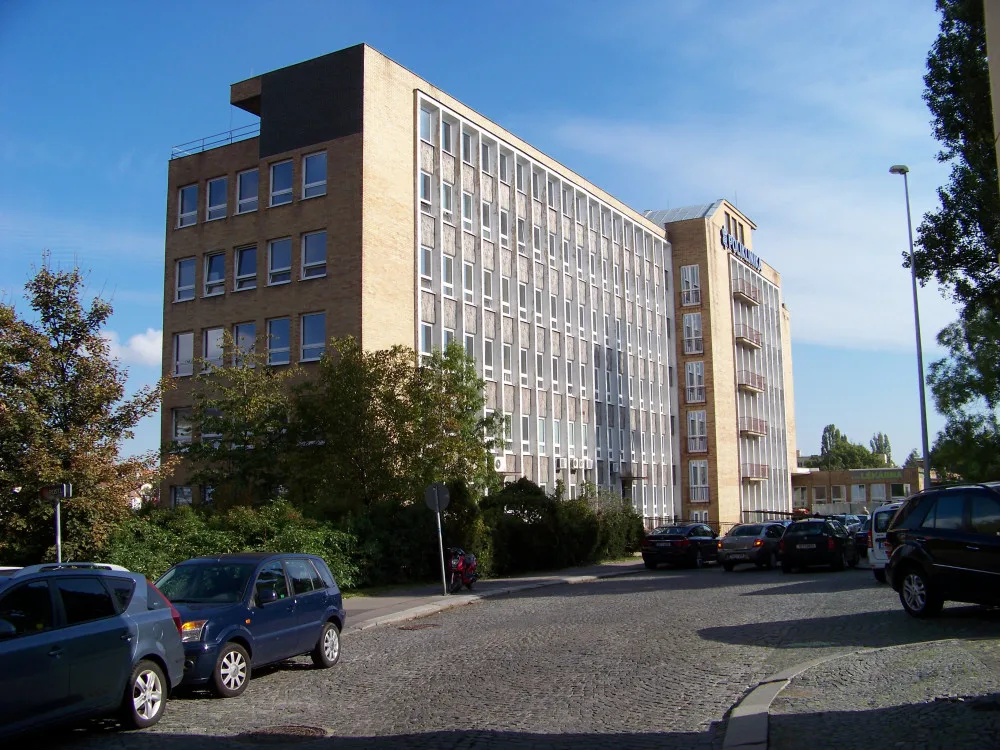 Budova polikliniky Pod Marjánkou se dočká rekonstrukce. Praha 6 vyhlásí soutěž na její podobu