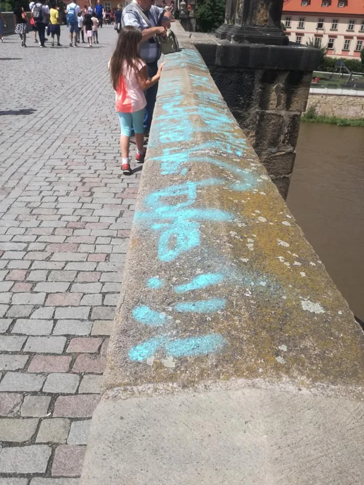 Vandal posprejoval Karlův most. Poničil zábradlí i sochu