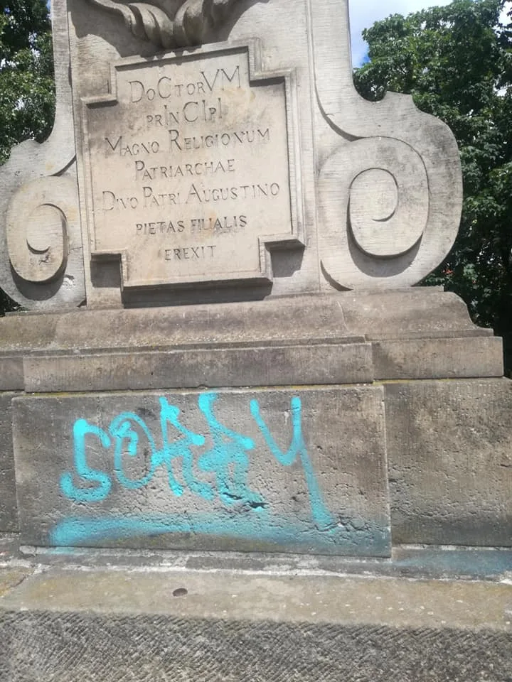 Vandal posprejoval Karlův most. Poničil zábradlí i sochu