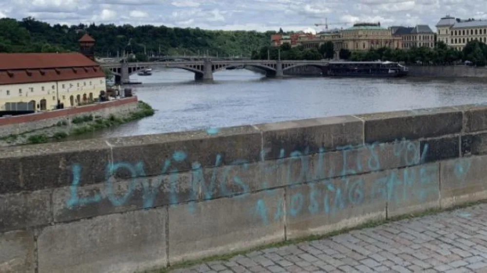 Restaurátor odstraňoval grafitti z Karlova mostu i v noci. Poškozování si nesmíme nechat líbit, říká