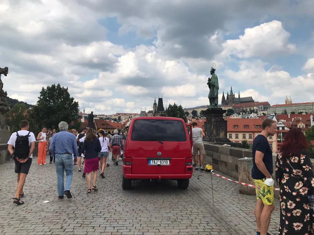 Restaurátor odstraňoval grafitti z Karlova mostu i v noci. Poškozování si nesmíme nechat líbit, říká