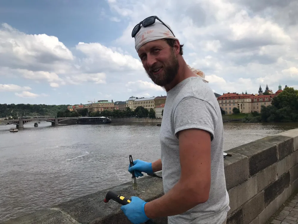 Restaurátor odstraňoval grafitti z Karlova mostu i v noci. Poškozování si nesmíme nechat líbit, říká
