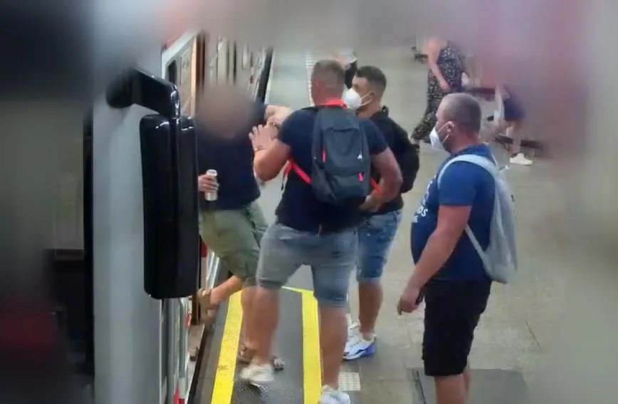 Muž se zastal ženy, kterou obtěžovali tři cizinci. Ti ho zbili a nechali ležet na nástupišti