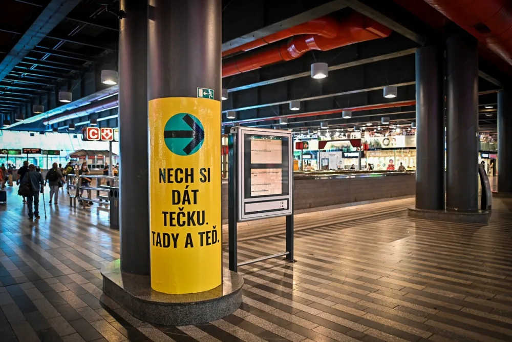 Boty nebo mobil za očkování. Na nádraží se první den nechalo očkovat 240 lidí, na Chodově 600