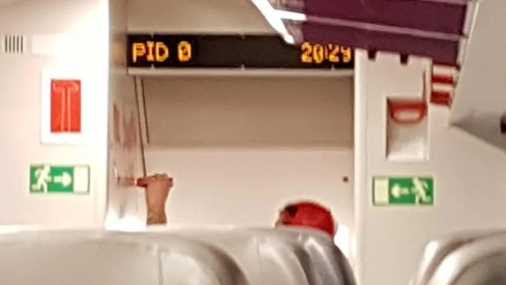 Vandal pomaloval interiér vlaku v Praze. Pátrá po něm policie