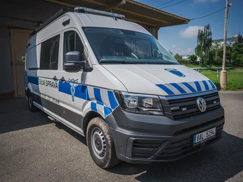 Nový vůz k odhalování drog dostali pražští celníci