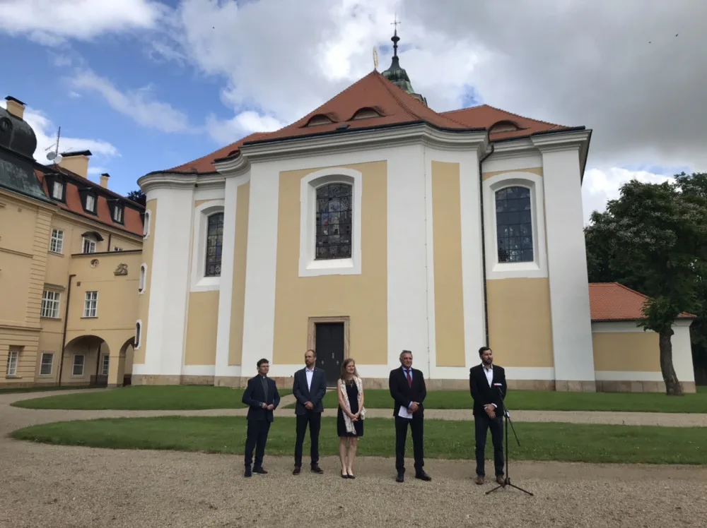 Lánský zámek je sídlem českých prezidentů již sto let. Veřejnosti se k jubileu otevřel přilehlý kostel