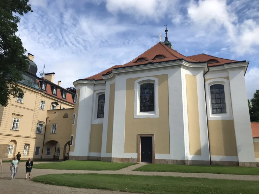 Lánský zámek je sídlem českých prezidentů již sto let. Veřejnosti se k jubileu otevřel přilehlý kostel