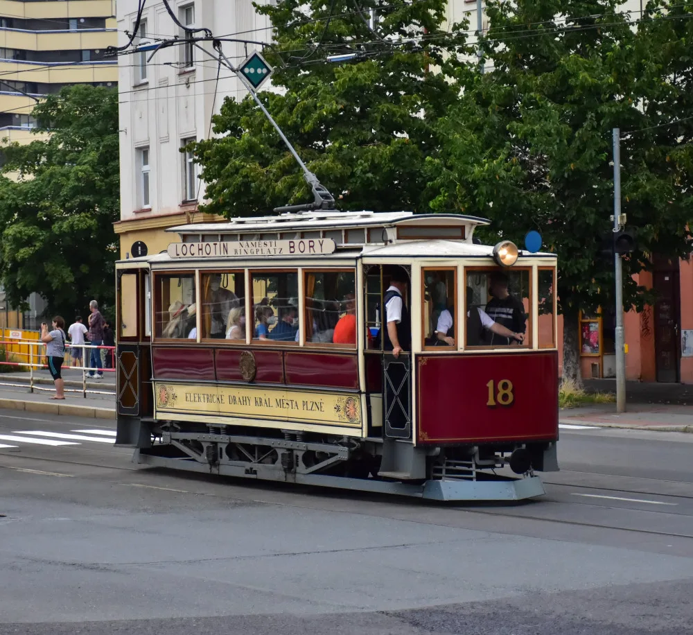 Prahou projel tramvajový průvod. Připomněl 130 let provozu elektrických tramvají