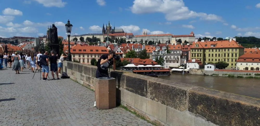 Vandal opět posprejoval Karlův most. Policie hledá svědky