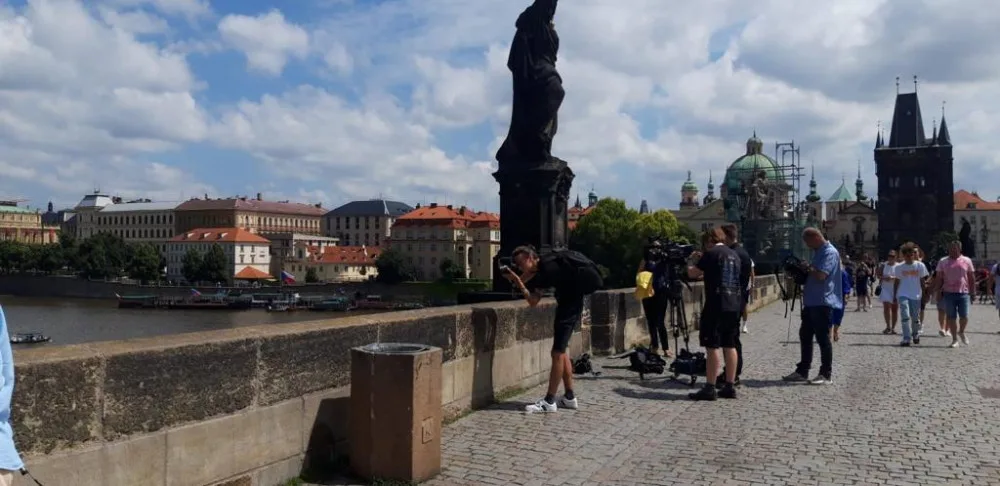 Vandal opět posprejoval Karlův most. Policie hledá svědky