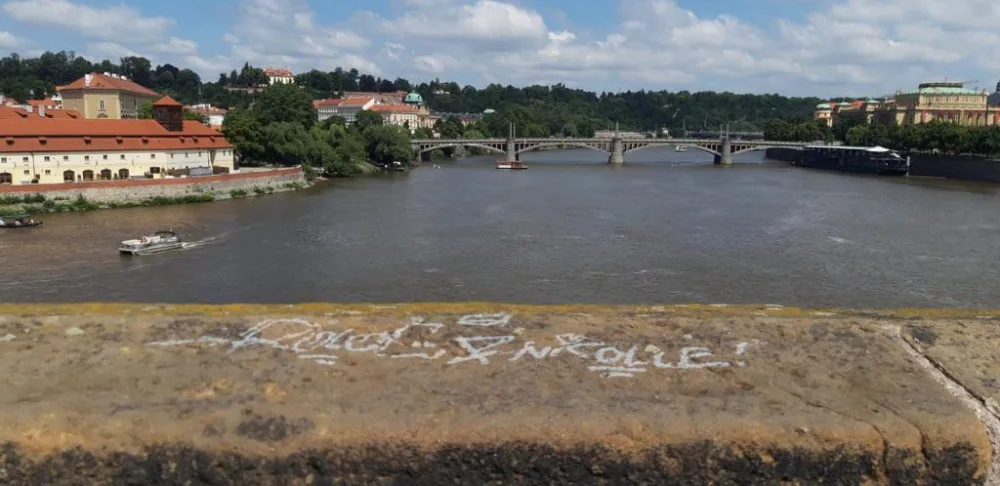 Vandal opět posprejoval Karlův most. Policie hledá svědky