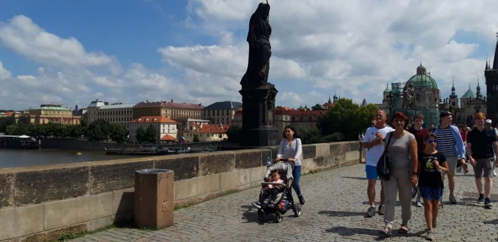 Vandal opět posprejoval Karlův most. Policie hledá svědky