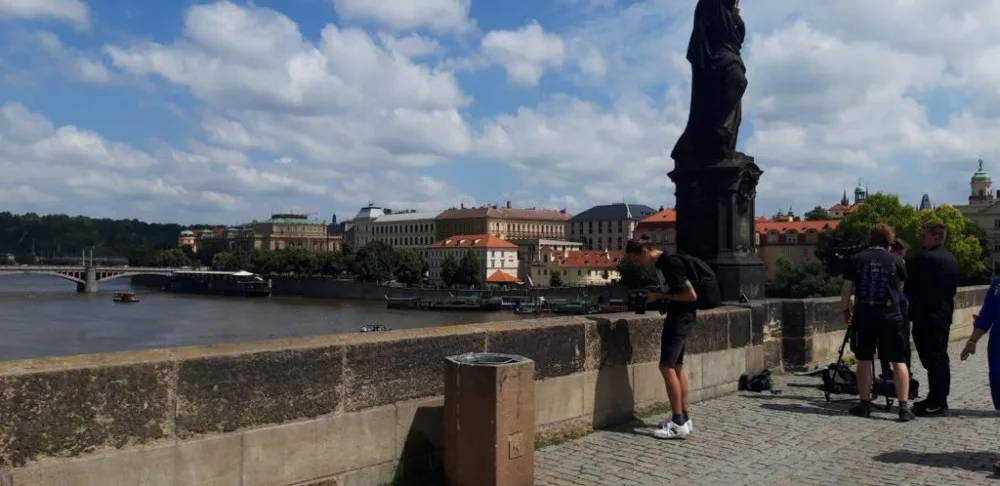 Vandal opět posprejoval Karlův most. Policie hledá svědky