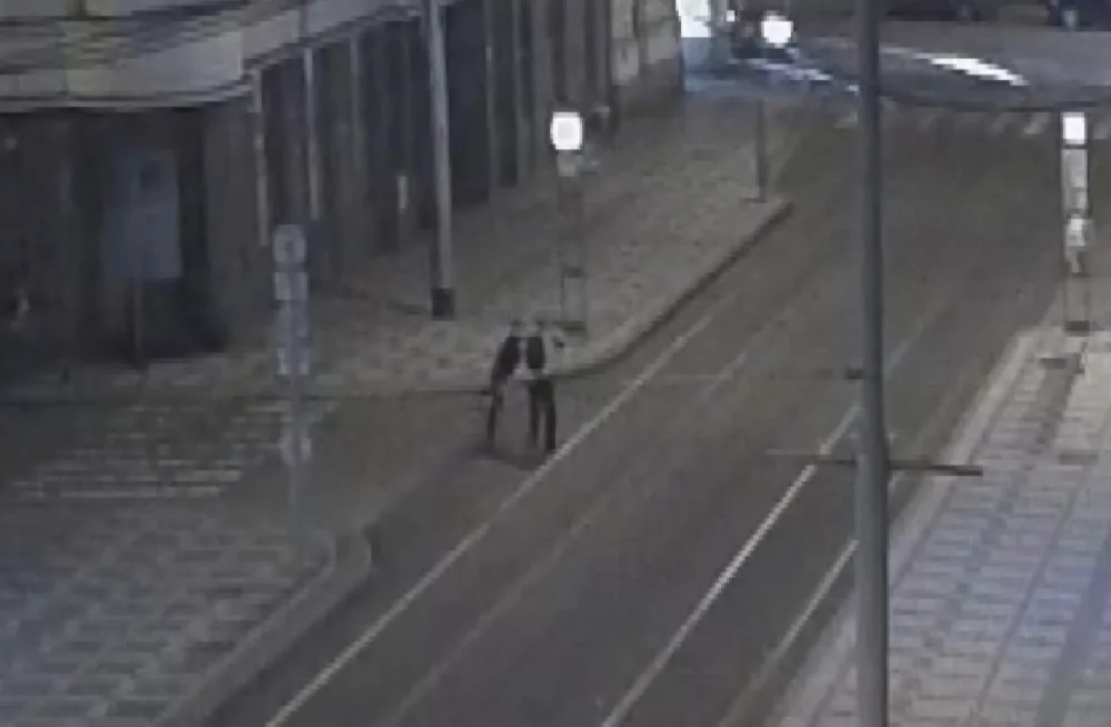 Muž napadl náhodného kolemjdoucího. Při útěku si zlomil nohu