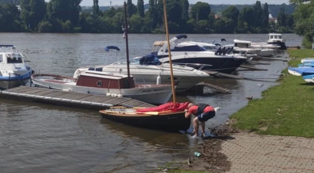 V Praze na Vltavě se převrátila plachetnice. Žena s malým dítětem skončili v nemocnici