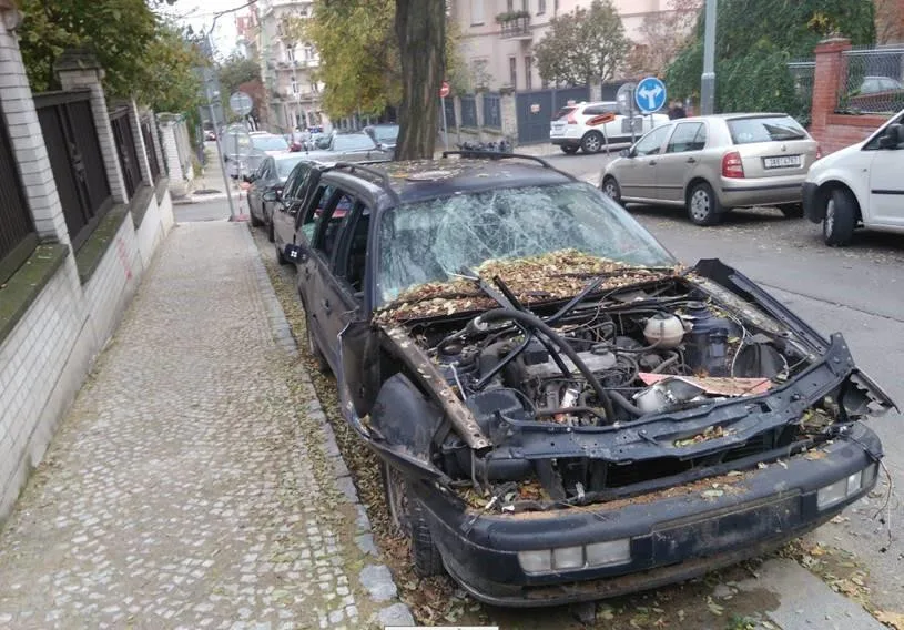 Praha 10 odklízí vraky aut po desítkách