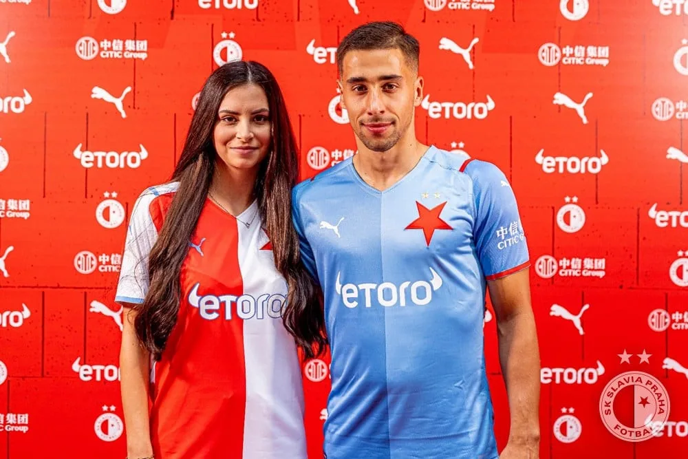 Nové dresy, vysoké cíle a zvýhodňování očkovaných fanoušků. Slavia představila novinky