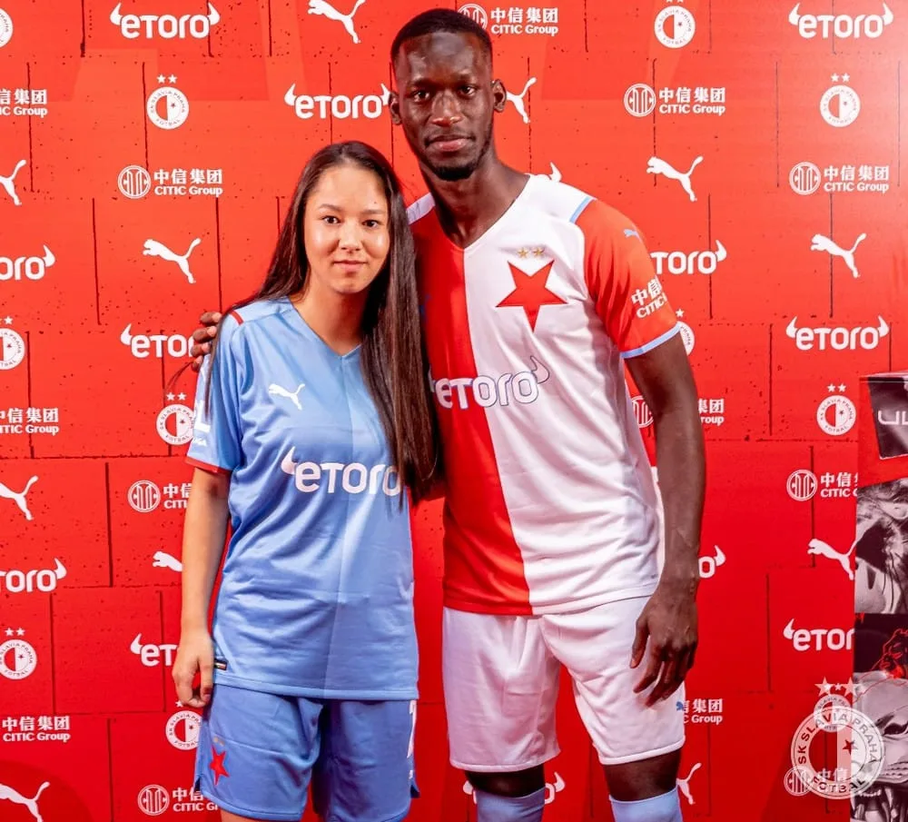 Nové dresy, vysoké cíle a zvýhodňování očkovaných fanoušků. Slavia představila novinky