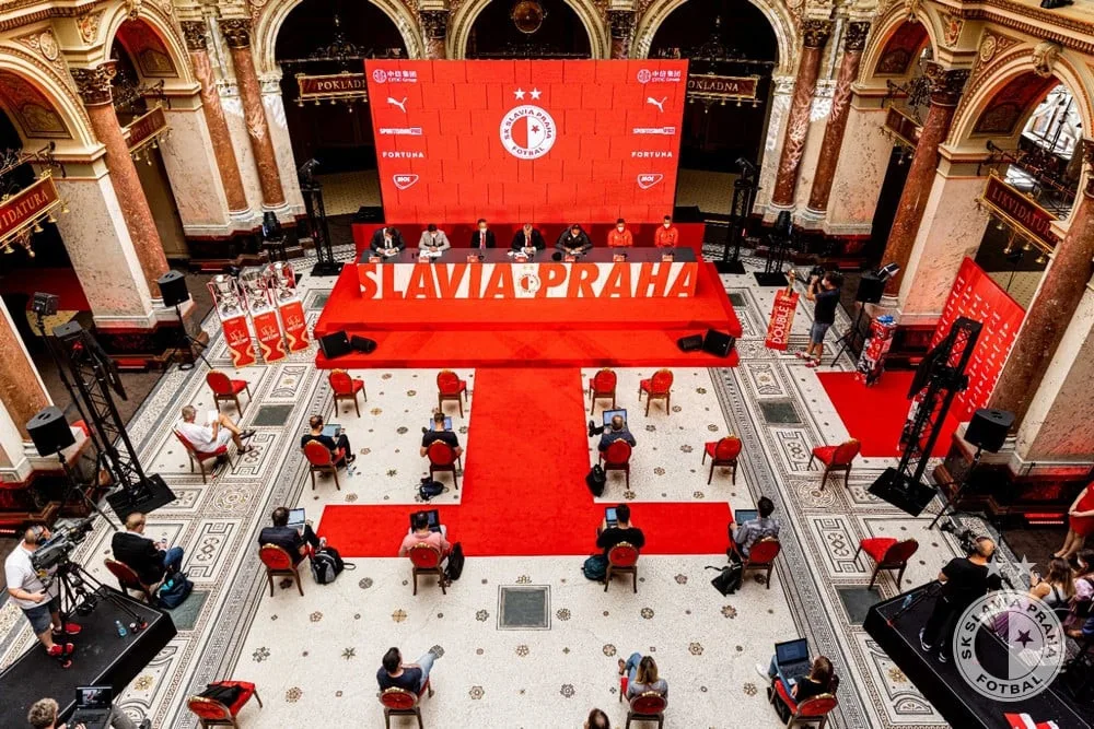 Nové dresy, vysoké cíle a zvýhodňování očkovaných fanoušků. Slavia představila novinky