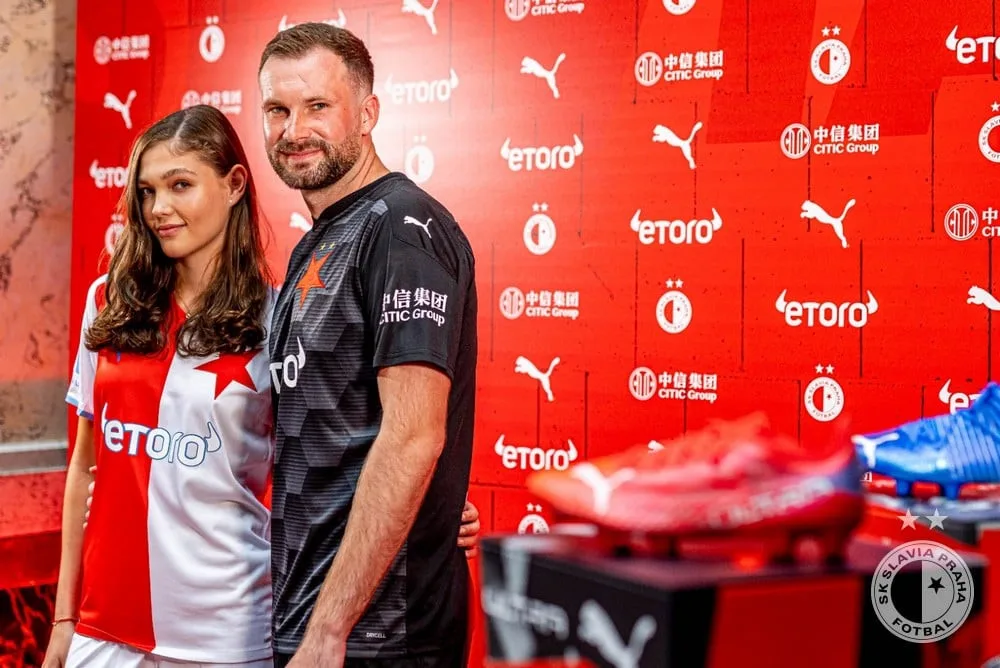 Nové dresy, vysoké cíle a zvýhodňování očkovaných fanoušků. Slavia představila novinky