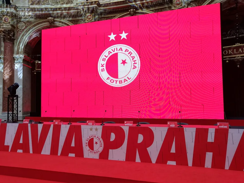 Nové dresy, vysoké cíle a zvýhodňování očkovaných fanoušků. Slavia představila novinky